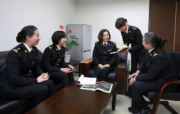图为:关员工余组织学习 毕为民/摄