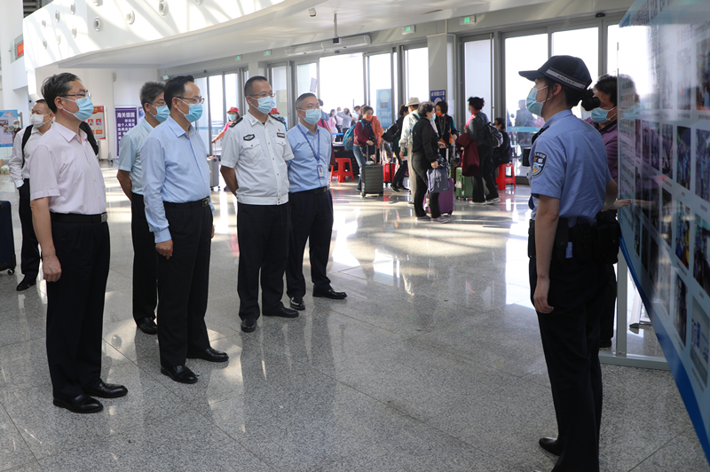 2021年10月27日施宗伟关长带队到湛江海关调研打击治理离岛免税套代购
