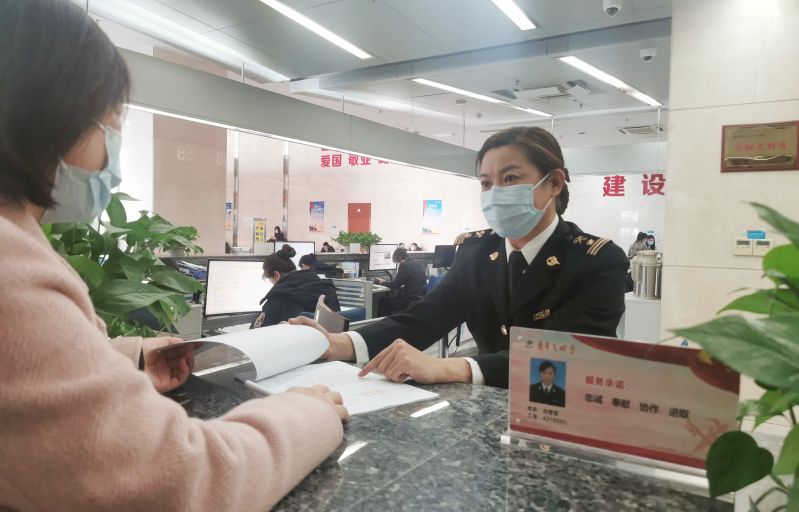 图为:黄岛海关核销岗位女关员受理企业咨询李娜/摄在青岛海关最大的